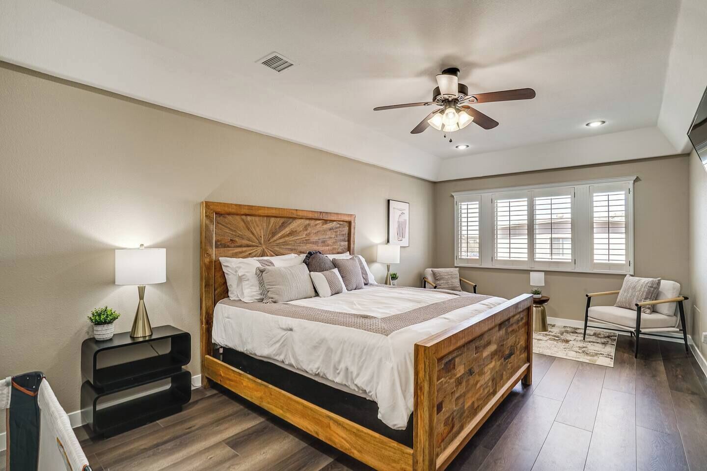 4 多间卧室、办公桌、旅行婴儿床、WiFi