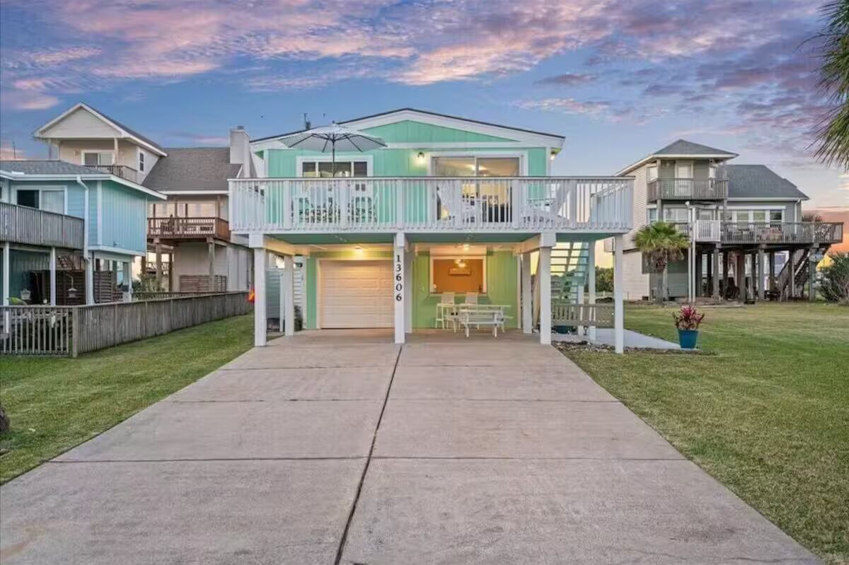 Charming 4-Bedroom House 2 Blocks From The Beach! 
