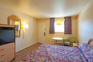 Room, 1 King Bed, Non Smoking | Iron/ironing board, bed sheets