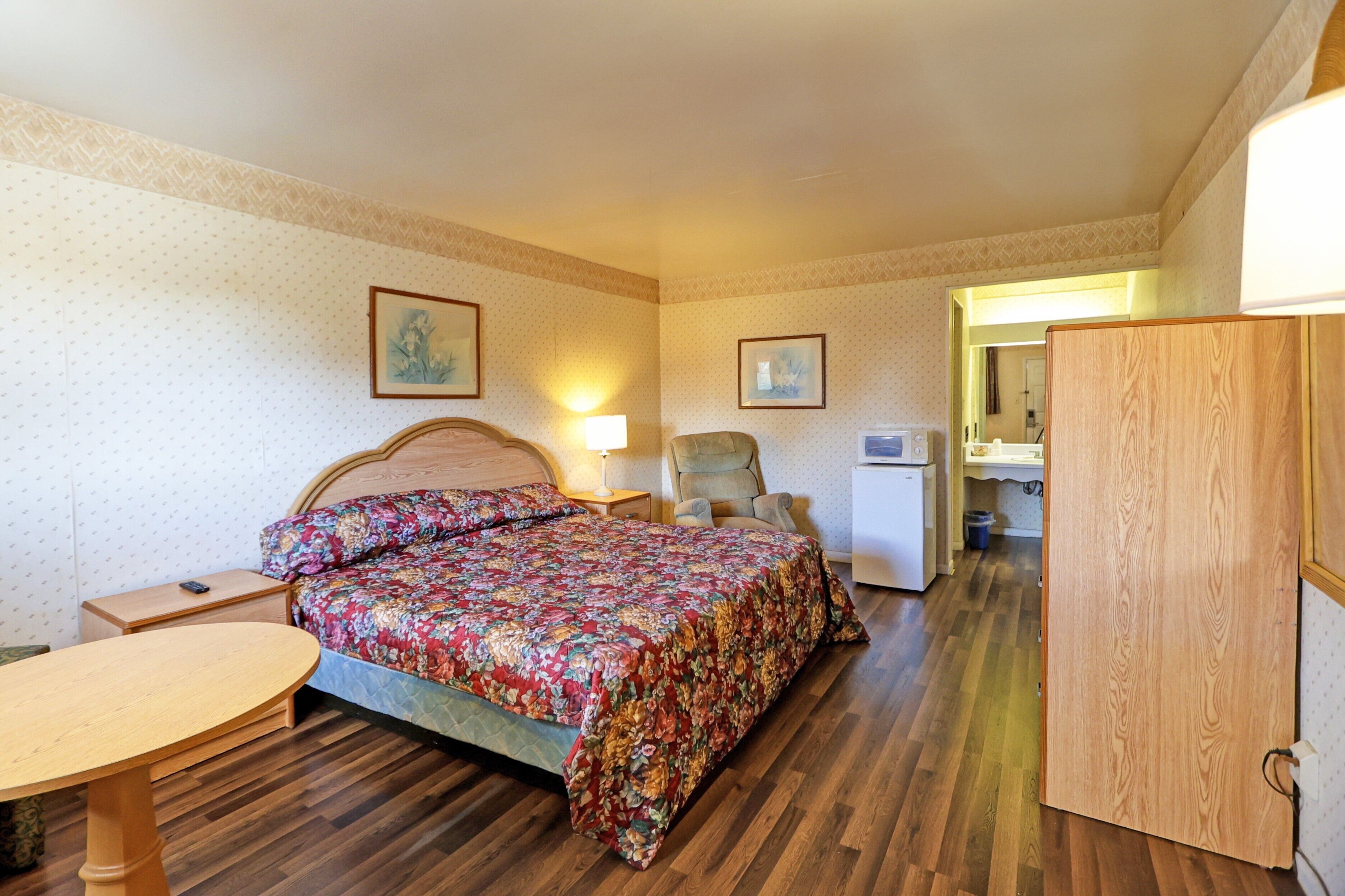 Room, 1 King Bed, Non Smoking | Iron/ironing board, bed sheets