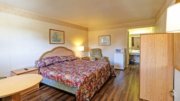 Room, 1 King Bed, Non Smoking | Iron/ironing board, bed sheets