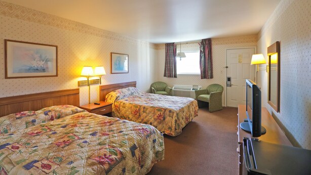 A hotel room with two beds, a desk with a computer, a TV, and a window with curtains. - Hotel O Relax Inn Lewisburg near I-64 (Lewisburg)