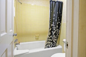 Room, 1 King Bed, Non Smoking | Bathroom | Free toiletries, hair dryer, towels - Hotel O Relax Inn Lewisburg near I-64 (Lewisburg)