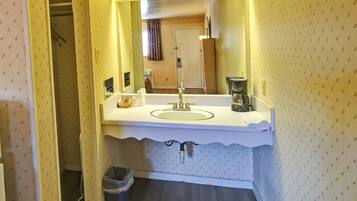 Room, 1 King Bed, Non Smoking | Bathroom | Free toiletries, hair dryer (on request), towels