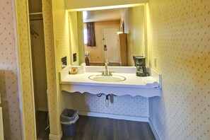 Zimmer, 1 King-Bett, Nichtraucher | Badezimmer | Kostenlose Toilettenartikel, Haartrockner, Handtücher