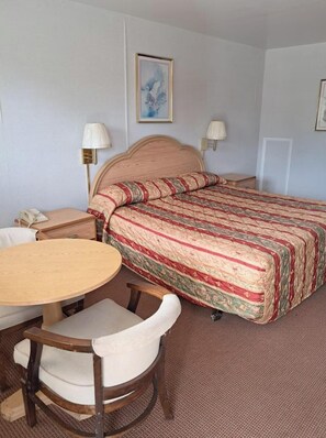 1 habitación, tabla de planchar con plancha y ropa de cama 
