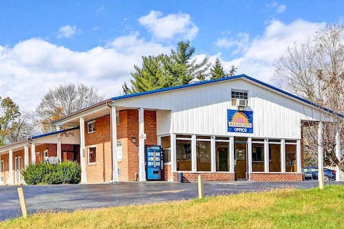 Hotel O Relax Inn Lewisburg near I-64