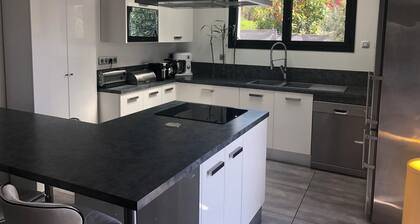 Villa contemporaine climatisée  piscine chauffée