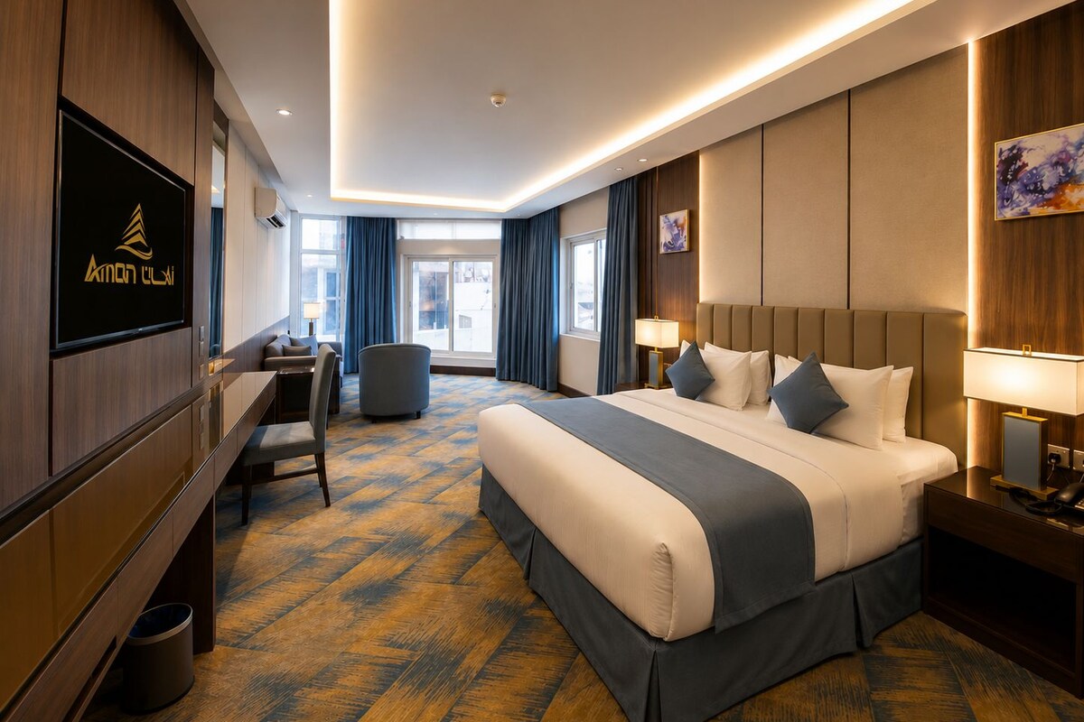 Une chambre d’hôtel avec un grand lit, un bureau et une chaise.