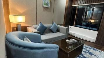 Suite luna di miele, vista città | Area soggiorno | TV