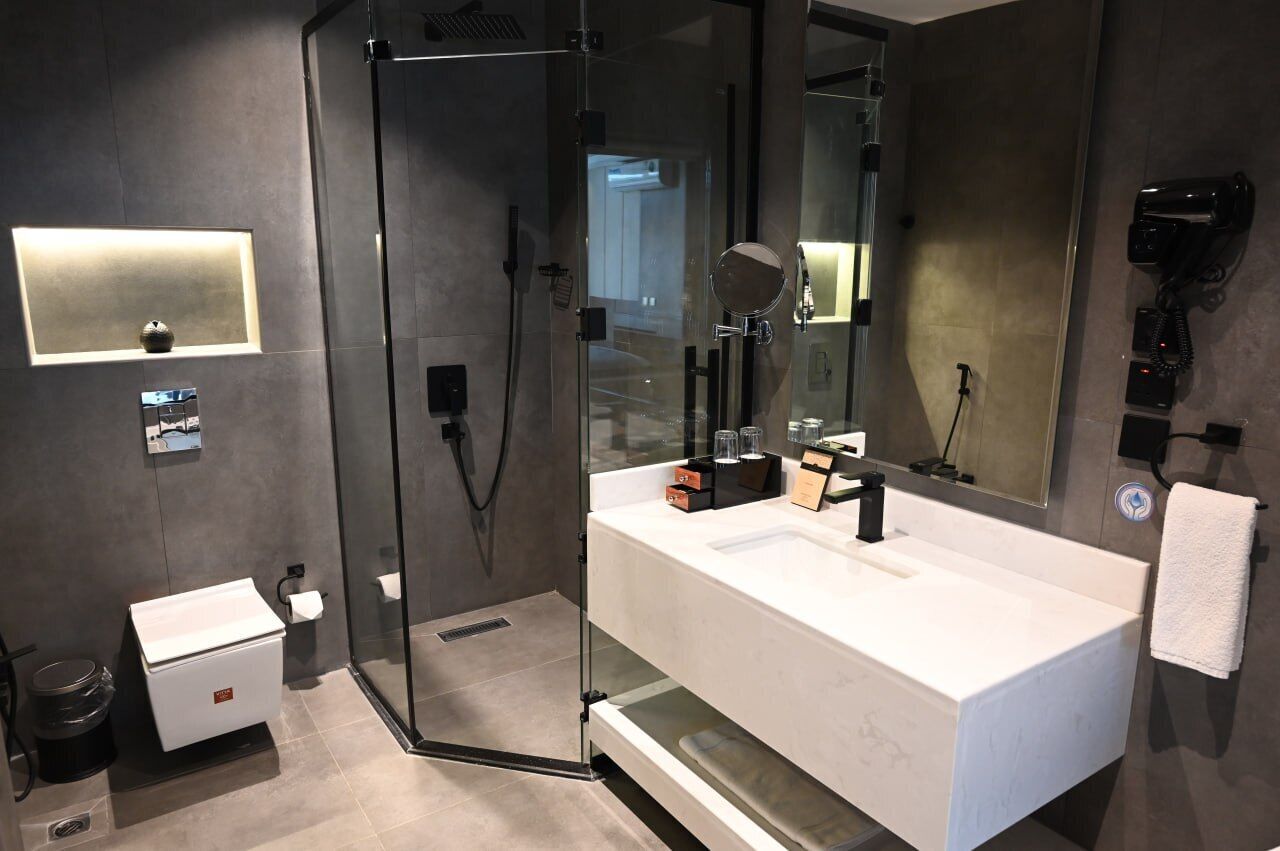 Sèche-cheveux, chaussons, bidet, serviettes fournies