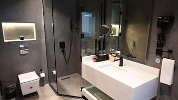 Sèche-cheveux, chaussons, bidet, serviettes fournies