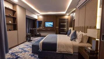 Honeymoon Suite, City View | 1 bedroom, in-room safe, blackout drapes, soundproofing