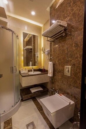 Haartrockner, Hausschuhe, Handtücher, Seife