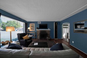 TV, fireplace - Comfortable home near river access trail (Redding)