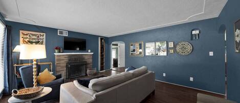 Télévision, cheminée, livres