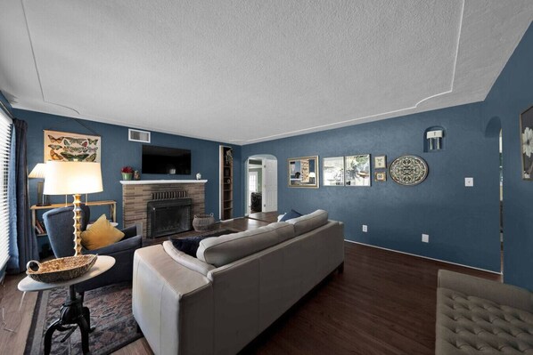 TV, fireplace, books - Comfortable home near river access trail (Redding)