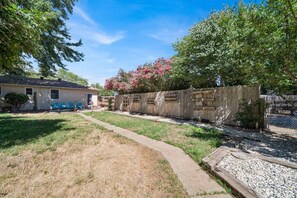 Property grounds - Comfortable home near river access trail (Redding)