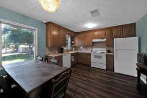 Fridge, microwave, oven, stovetop - Comfortable home near river access trail (Redding)