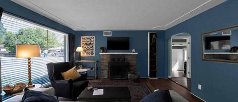 Télévision, cheminée, livres