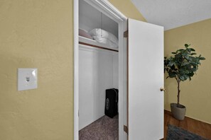 Interior - Comfortable home near river access trail (Redding)