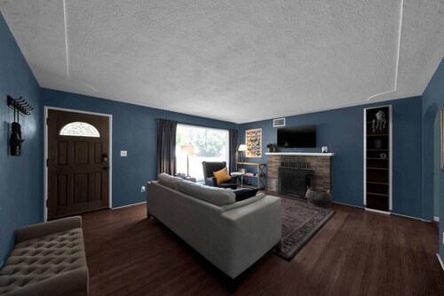 Comfortable home near river access trail