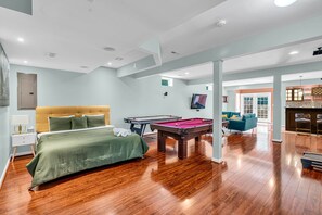 6 quartos, ferros/tábuas de passar roupa, Wi-Fi, roupa de cama