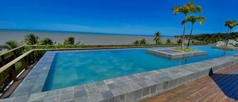 Piscine extérieure, parasols de plage, chaises longues