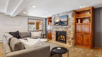 テレビ、暖炉、書庫、書斎 / ワークスペース