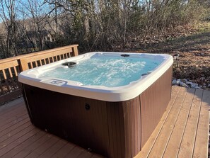 Outdoor spa tub - Lake House Getaway at Dale Hollow Lake (Alpine)