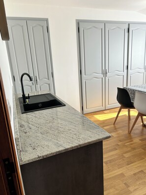 Réfrigérateur, micro-ondes, lave-vaisselle, cafetière/bouilloire