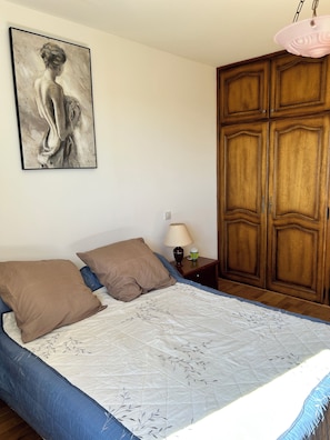 2 bedrooms, desk, free WiFi, bed sheets