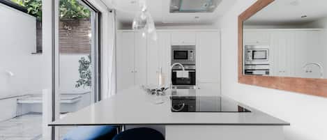 Full-size fridge, microwave, oven, highchair