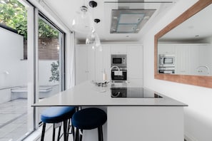 Refrigerador con freezer, microondas, horno, silla alta para bebés
