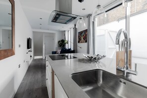 Full-size fridge, microwave, oven, highchair