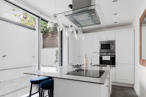 Full-sized fridge, microwave, oven, high chair