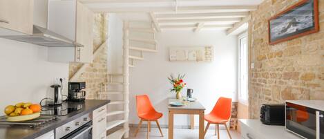 Fridge, microwave, oven, coffee/tea maker