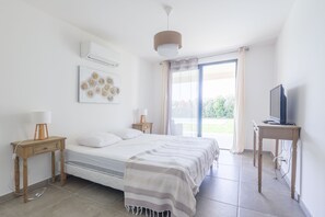 5 bedrooms, iron/ironing board, free WiFi, bed sheets