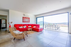 Een televisie en een dvd-speler