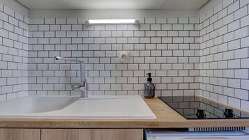 Een koelkast, een microgolfoven, een koffiezetapparaat/waterkoker