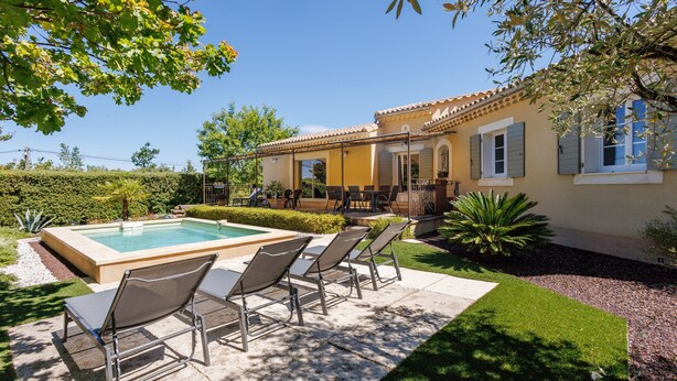 A house with a swimming pool, outdoor seating, and a well-maintained garden. - La Maison de Mathis - Maison avec piscine privée (Valréas)
