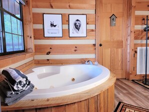 Baignoire à jets, sèche-cheveux, serviettes fournies, savon