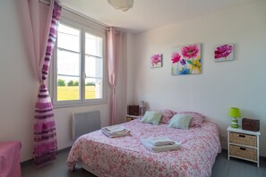 3 chambres, fer et planche à repasser, draps fournis