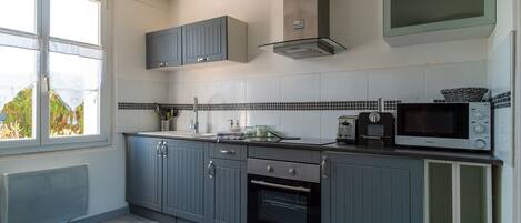 Fridge, microwave, oven, coffee/tea maker