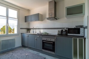 Fridge, microwave, oven, coffee/tea maker - Le City Cosy de Pleyben - Charmante maison (Pleyben)