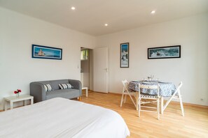 Bügeleisen/Bügelbrett, kostenloses WLAN, Bettwäsche