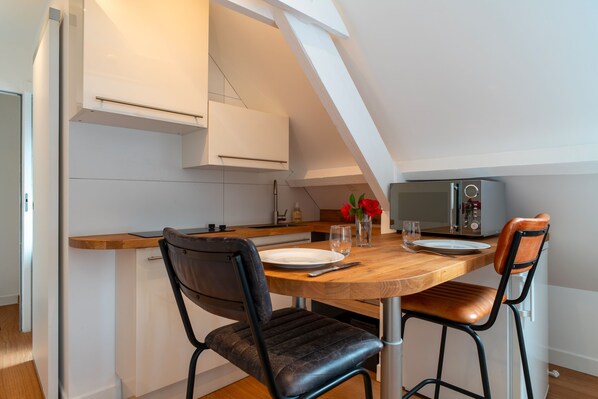 Køleskab, mikrobølgeovn, opvaskemaskine, elkedel