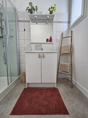 Dusche, Haartrockner, Handtücher, Seife