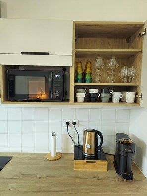 Kühlschrank, Mikrowelle, Ofen, Herdplatte