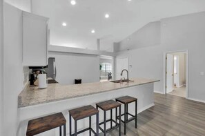 Microwave, oven, stovetop, dishwasher - Spacious 5-Bedroom Villa, 8-Beds w/Pool & Spa Sleeps13, 20min to Disney (Davenport)